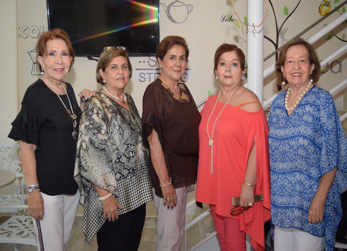 Emma Oliveros, Rosemary de Chacón, la cumpleañera María Cristina Arias,  Leonora Oliveros e Isabelita de Escandón.